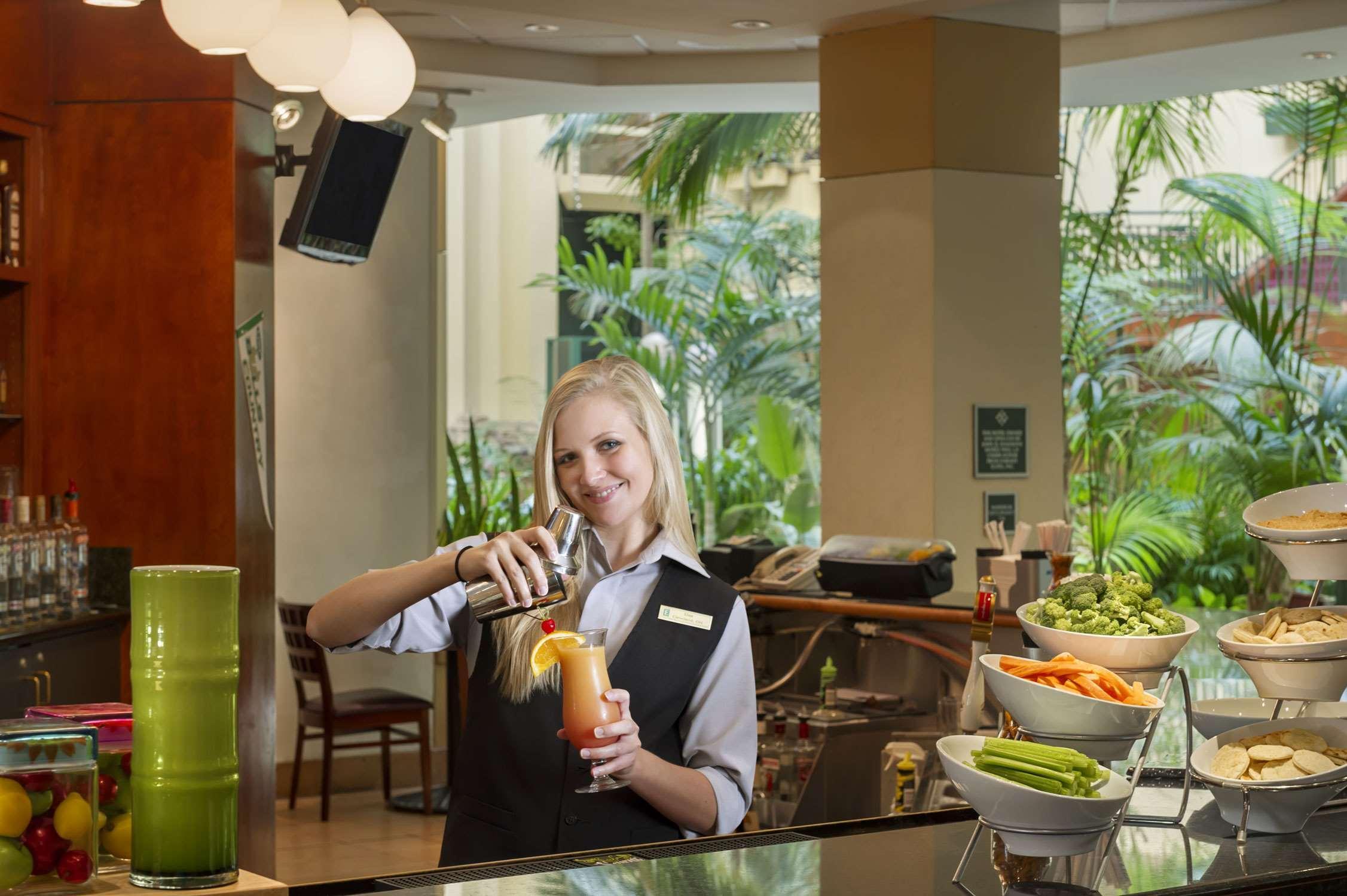 Embassy Suites By Hilton Tampa Usf Near Busch Gardens Restoran fotoğraf